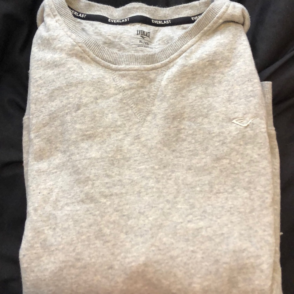 Grey long sleeve everlast sweater